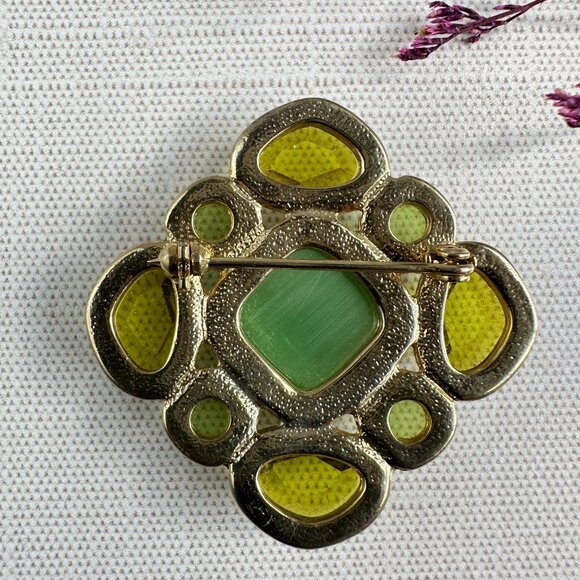 Vintage Gold-Tone Brooch with Green Glass Rhinestones 1.5" x 1.5" - Picture 4 of 7